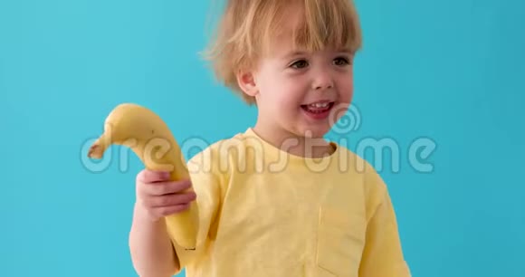带香蕉的可爱小男孩的滑稽画像视频的预览图