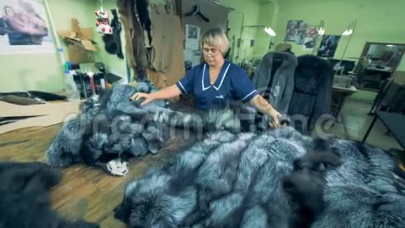 女裁缝用动物毛皮做的贴身视频的预览图