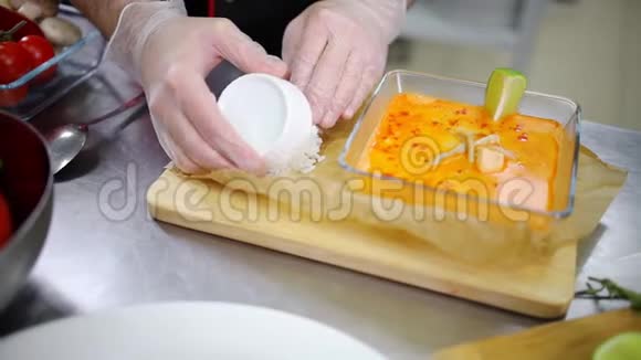 在厨房工作的厨师上菜形成大米视频的预览图