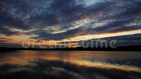 美丽的景色戏剧性的云彩和日落在宽阔的湖泊上视频的预览图