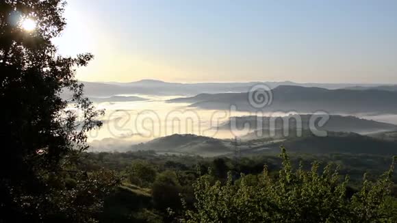 雾山MF上的日落景观视频的预览图