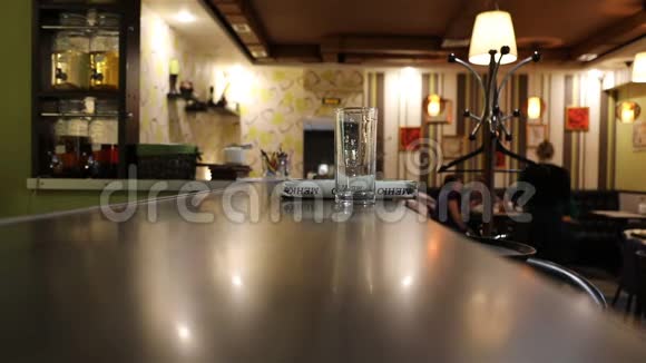 菜单和透明玻璃在咖啡馆的柜台上视频的预览图
