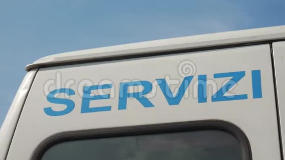 在一辆面包车后面看ServiziSocialiaServizi社会服务视频的预览图