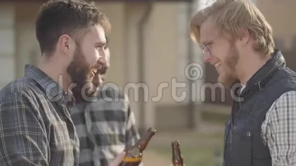三个白种人和非裔美国人在户外喝啤酒的肖像老朋友在一起玩得很开心视频的预览图
