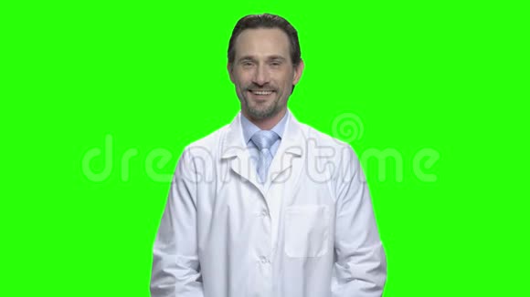 白种人男性医生做OK标志视频的预览图
