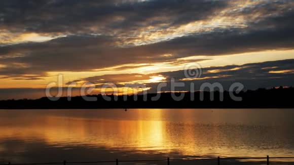 美丽的日出或日落景观和宽阔的湖面上的云彩视频的预览图
