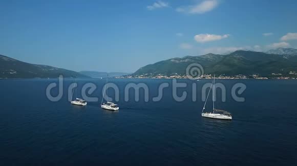 空中飞行三艘游艇排在亚得里亚海上视频的预览图