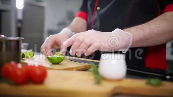 在厨房工作的厨师准备好石灰视频的预览图