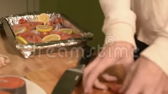 女孩的特写她的手在家里的厨房里撒着切碎的樱桃西红柿在托盘上健康的家庭烹饪视频的预览图
