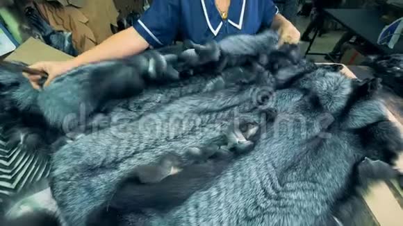 女人用梳子刷毛特写视频的预览图