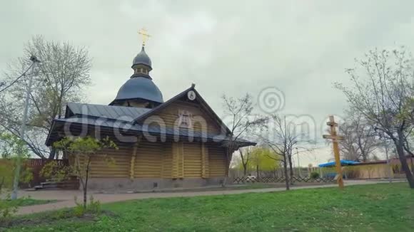 4K超层基辅市的公园里有一座带有金色十字架的老式俄罗斯式木制教堂视频的预览图
