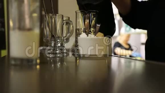 酒保把开水倒在输液器茶壶里视频的预览图