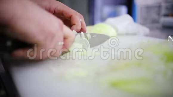 餐厅厨房厨师在桌子上切洋葱视频的预览图