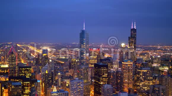 芝加哥的城市夜景鸟瞰图视频的预览图