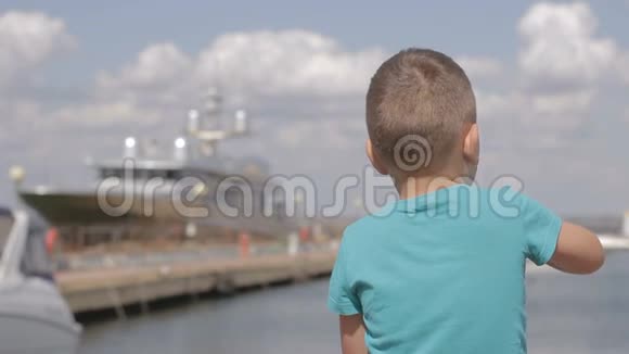 船底的男孩视频的预览图