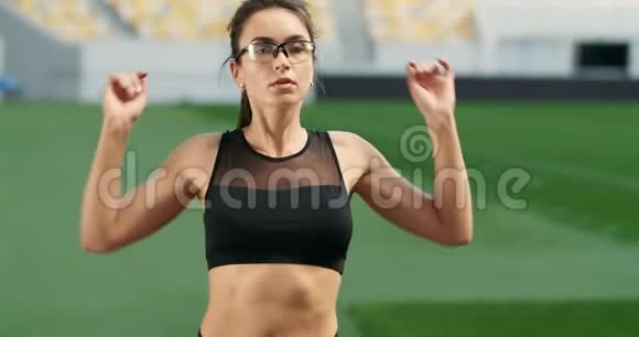 女运动员热身视频的预览图