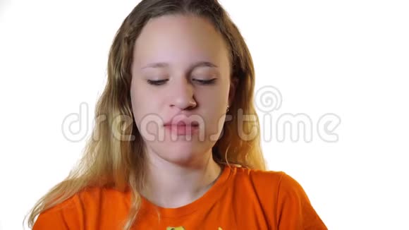 少女咬一片多汁的黄色西瓜在白色背景下视频的预览图