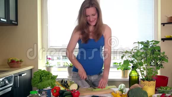 孕妇用刀子切芹菜做沙拉视频的预览图