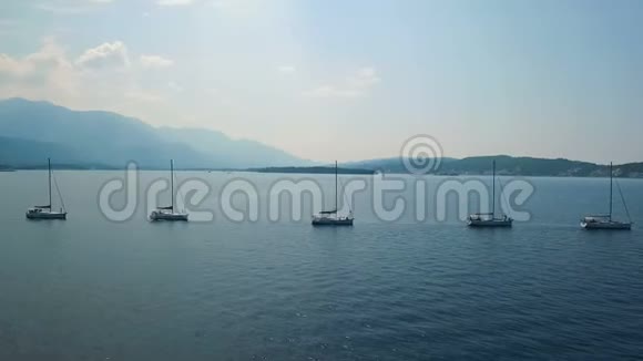 空中飞行五艘游艇排在亚得里亚海上视频的预览图