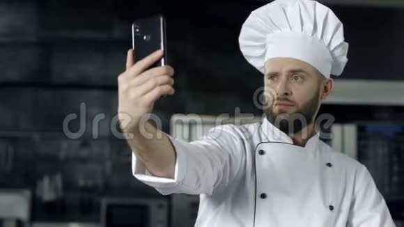 厨师在厨房拍照厨师在手机自拍的肖像视频的预览图