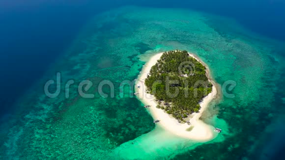 热带岛屿上有一个珊瑚礁俯视图菲律宾Digyo岛视频的预览图