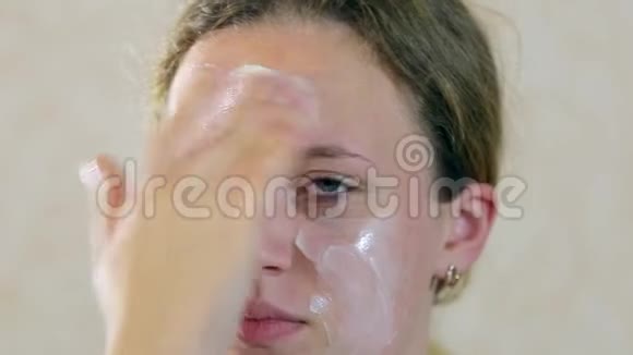 十几岁的女孩把保湿面膜贴在脸上视频的预览图