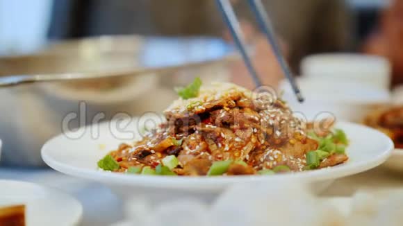 用筷子吃正宗中餐的特写中餐厅及食物概念视频的预览图