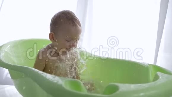 儿童卫生情绪激动的婴儿洗澡时泼水视频的预览图