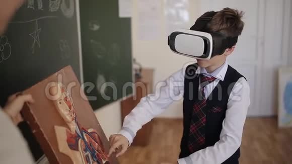 生物班的男生学习虚拟现实中的人的结构视频的预览图