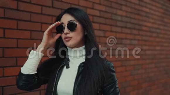 亚洲女人戴眼镜沿着城市走视频的预览图