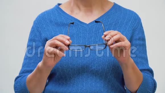 高级妇女戴眼镜的肖像视频的预览图