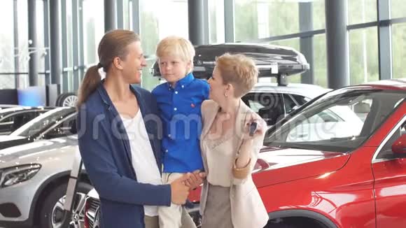 汽车销售中心有小孩的年轻家庭在汽车销售俱乐部视频的预览图