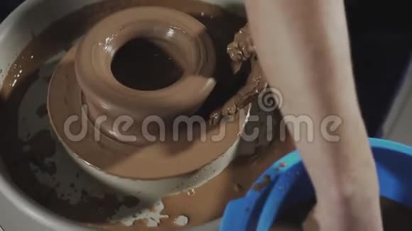 人类与陶工车轮和粘土一起工作陶工车轮上的粘土视频的预览图