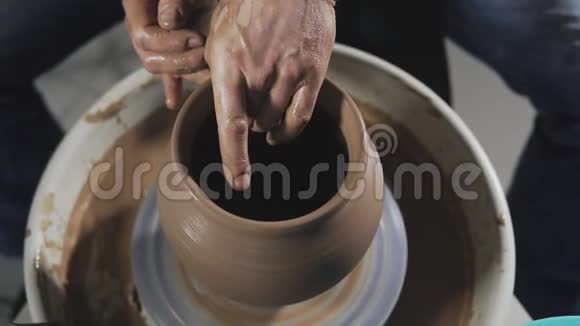 波特工作特写的俯视图车间里的雕刻师用粘土做水壶视频的预览图