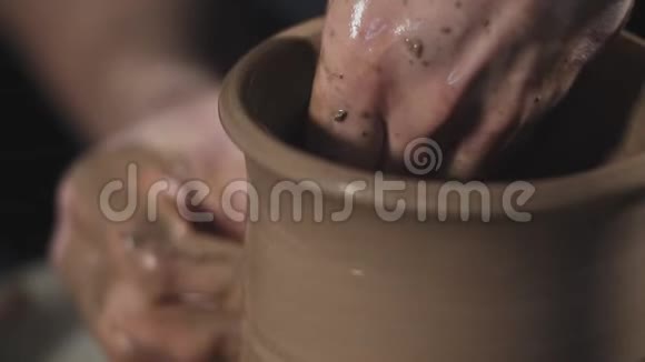 人类与陶工车轮和粘土一起工作手工和粘土陶瓷视频的预览图