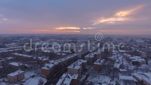 日落时分小镇上空的空中全景拍摄视频的预览图