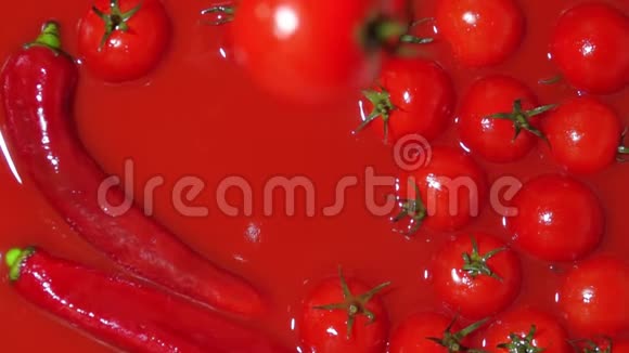 红番茄落入辣酱的俯视图超级慢镜头视频的预览图