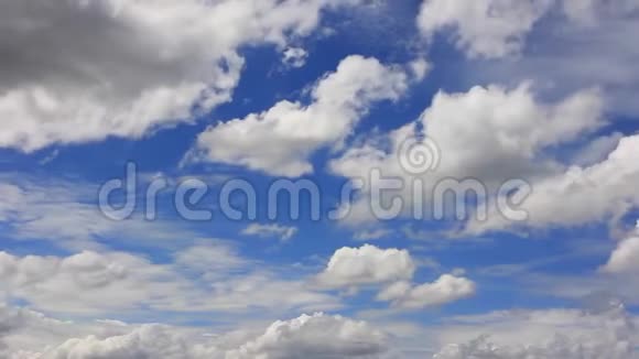 在蓝天晴朗的夏日为过渡目的移动云运动的时间推移视频的预览图