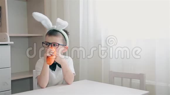 一个长着兔子耳朵的男孩拒绝吃胡萝卜然后打了个喷嚏视频的预览图