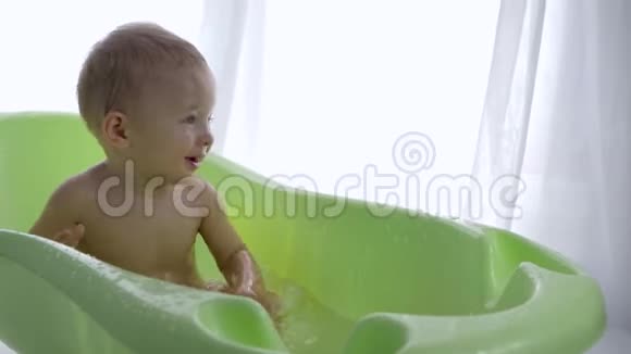 个人卫生好孩子洗澡时喜欢泼水视频的预览图