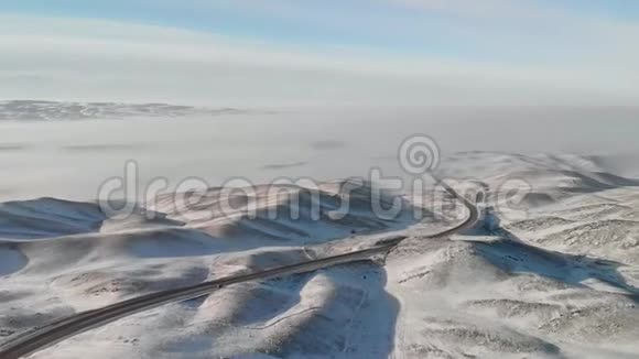 汽车在雪山之间的公路上行驶冬季阿拉木图比什凯克高速公路哈萨克斯坦视频的预览图