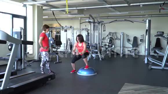 两个漂亮的白种人女孩在健身房训练慢镜头视频的预览图