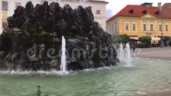 斯洛伐克班斯卡比斯特里察广场公共喷泉特写视频的预览图