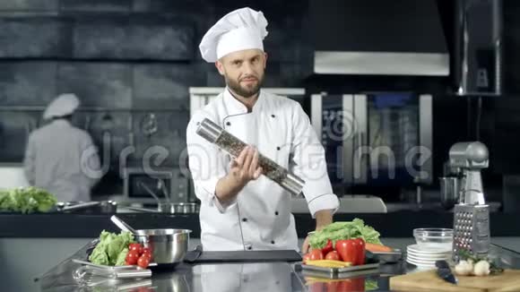 专业厨师准备在厨房做饭厨师用胡椒盒热身视频的预览图