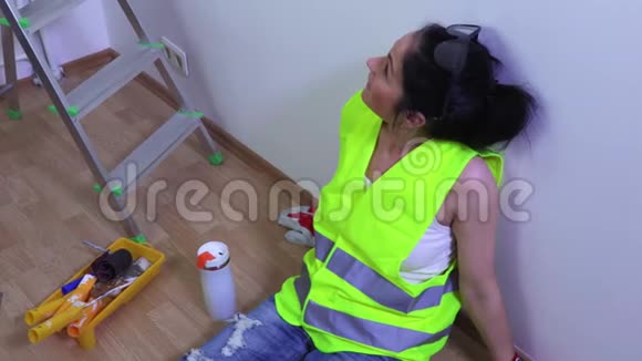 女建筑工人在墙附近放松视频的预览图
