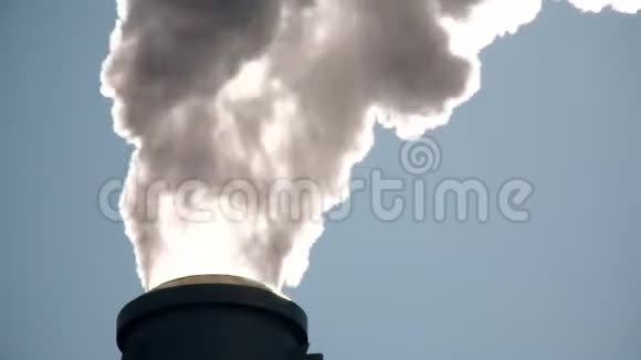 烟囱排出大量的烟雾进入空气污染静态射击视频的预览图