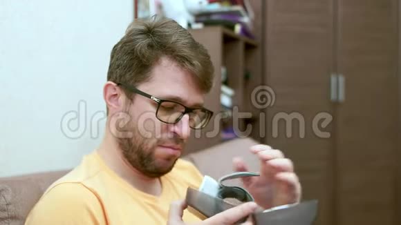 一个戴眼镜的留胡子的人测量他的血压打开设备视频的预览图