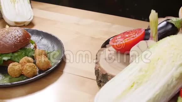 俄罗斯木制表面上带有沙拉酱的美味汉堡视频的预览图