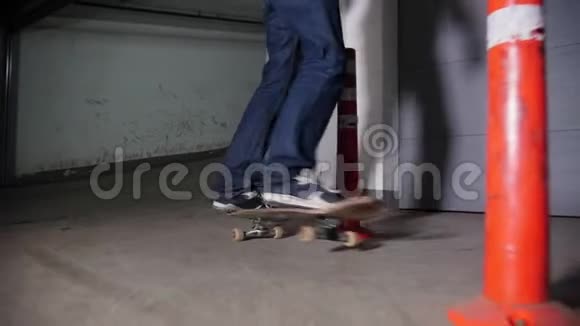 一个年轻人在停车场玩滑板训练他的滑板技巧在障碍物上滑冰视频的预览图