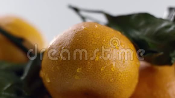 在橘子上注入强烈的水射流在视频的末尾水停止了白色的背景非常近的视野视频的预览图
